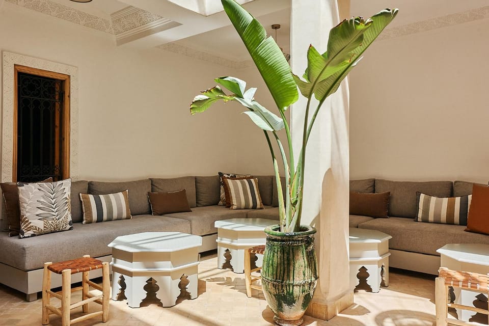 Restaurant/places to eat, Living room, Seating area