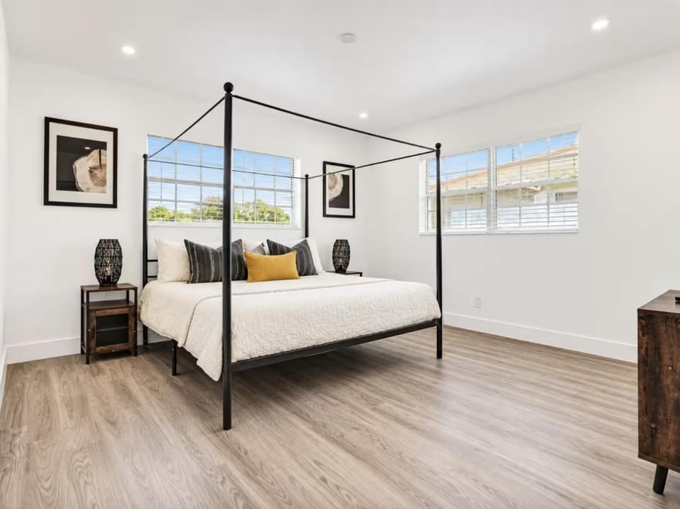 Luxury Pool Villa // 5BD 4BA Villa in Ives Estates