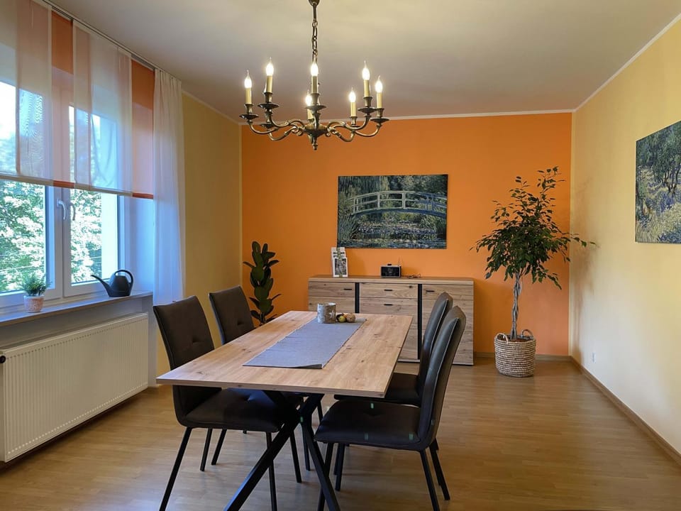 Seating area, Dining area