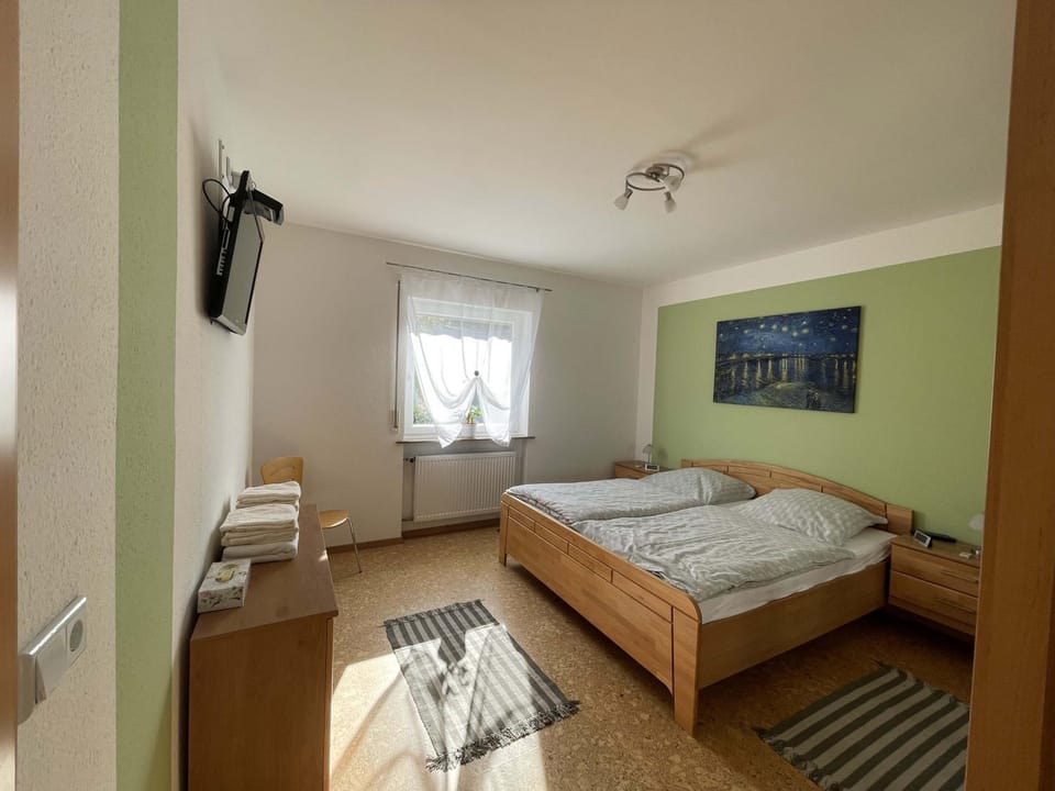 Bed, TV and multimedia, Photo of the whole room, Bedroom