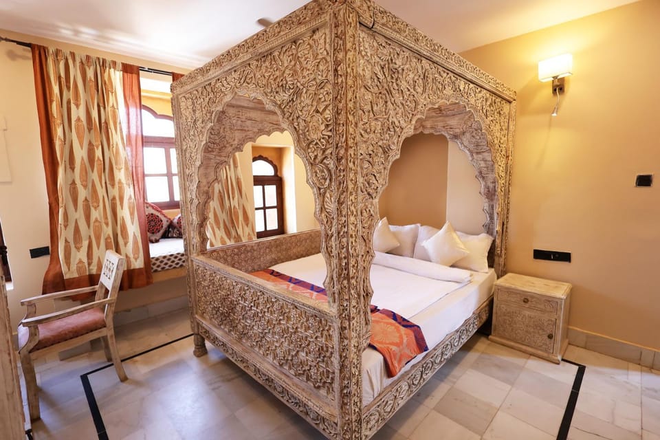 Bed, Photo of the whole room, Seating area