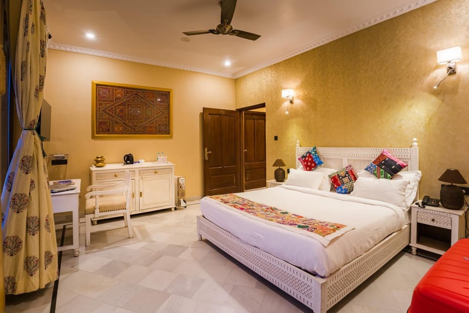 TV and multimedia, Photo of the whole room, Seating area, Bedroom