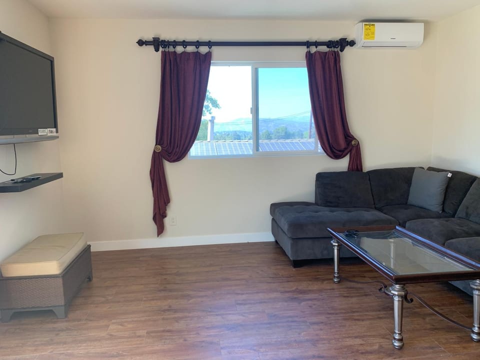 Wounderfull view 2 story home 3rooms1bedroom,living room dining-WIFI Bed and Breakfast in Woodland Hills