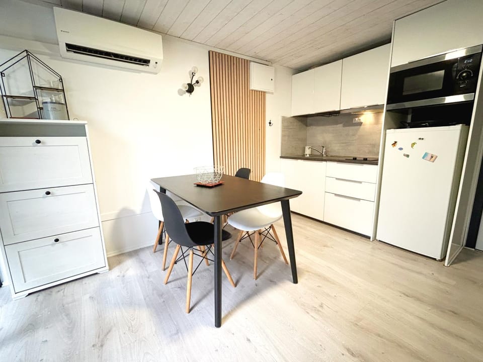 Kitchen or kitchenette, Dining area