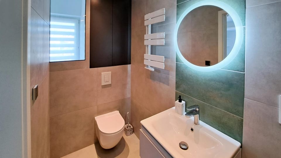Shower, Toilet