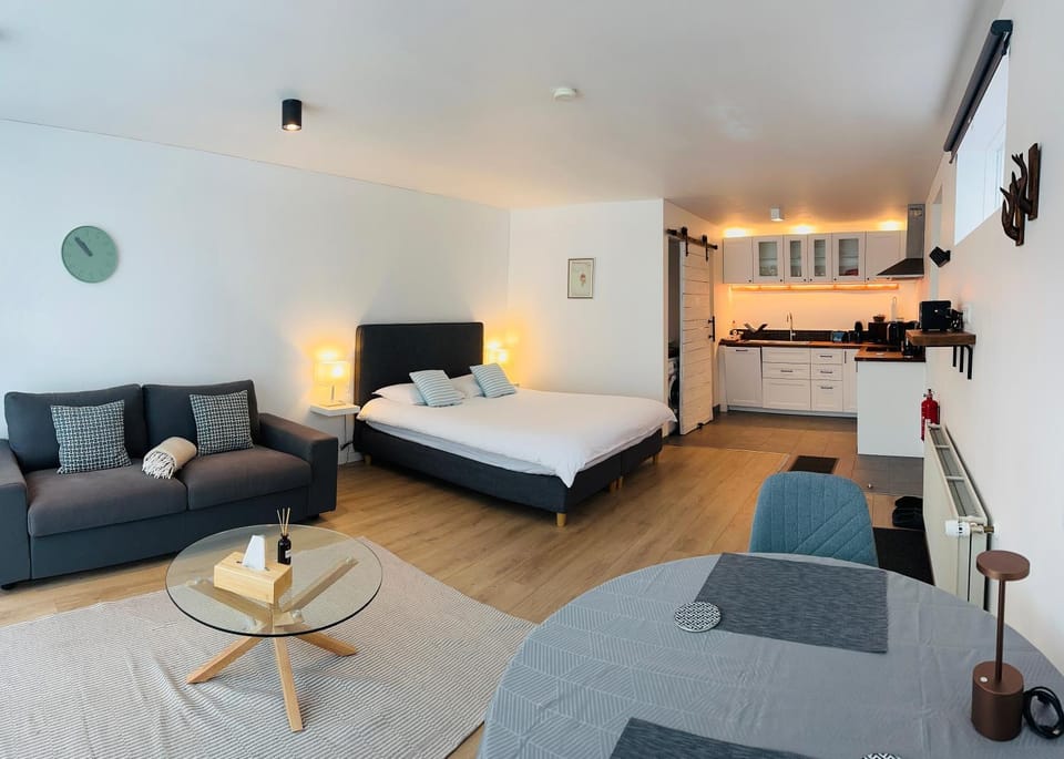 Coffee/tea facilities, Seating area, Dining area, Sea view, dishwasher, microwave, kitchen