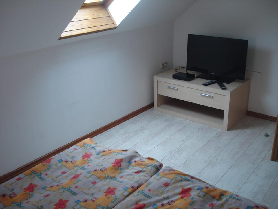 Bed, TV and multimedia, Bedroom