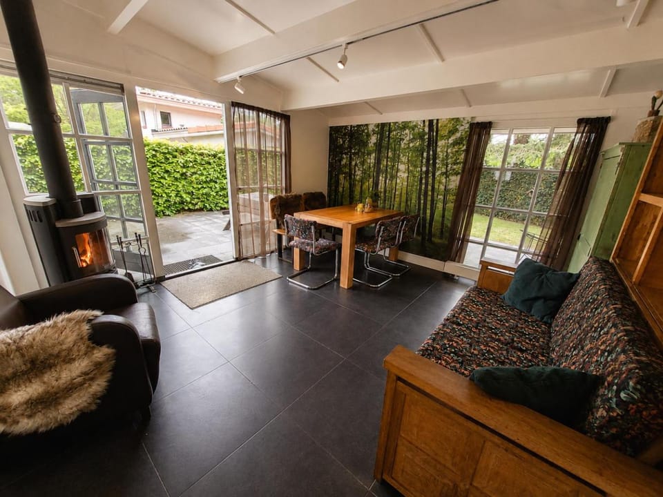 Living room, Food, Lunch, fireplace, furniture, internet
