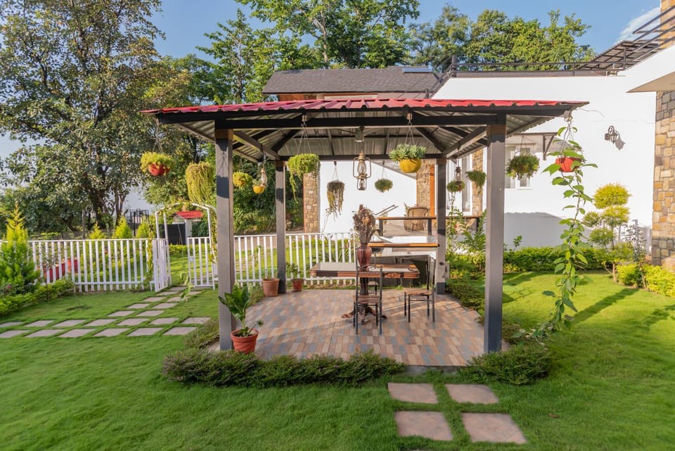 Property building, Patio, Day, Garden, Garden view