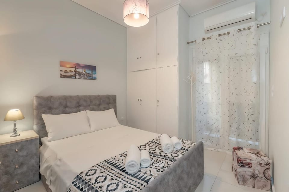 Comfy Apt next to metro House in Athens