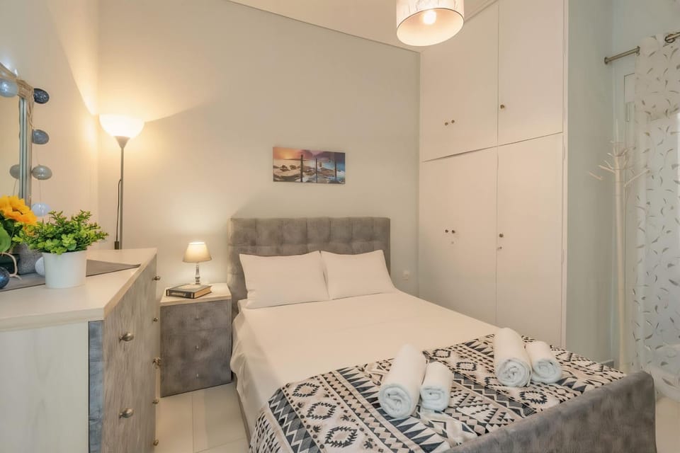 Comfy Apt next to metro House in Athens