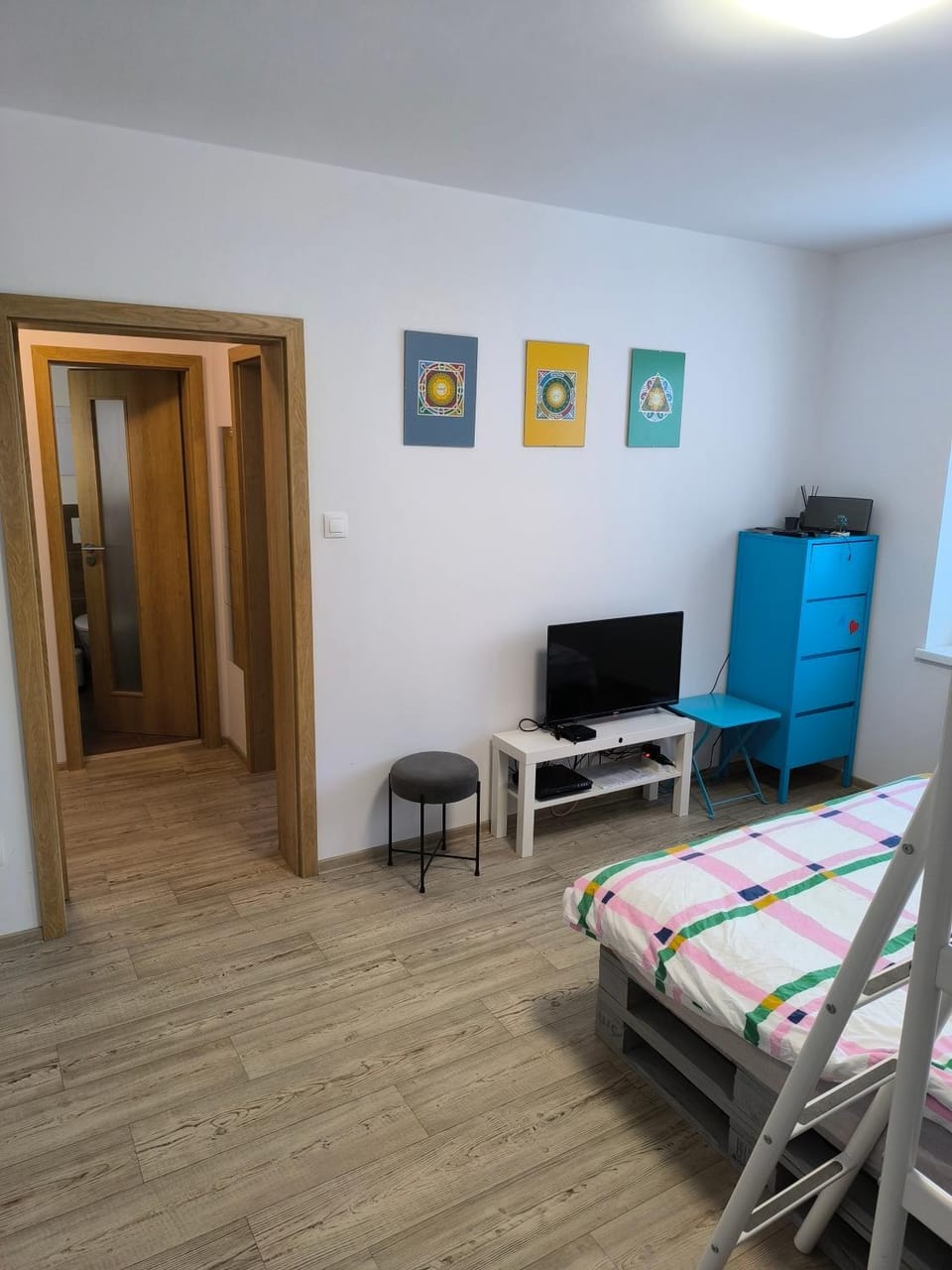 Bed, TV and multimedia, Bedroom