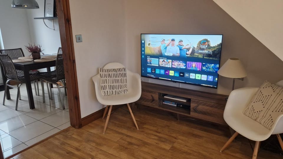 Communal lounge/ TV room, TV and multimedia, Seating area, Dining area