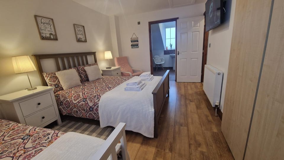 Bed, TV and multimedia, Photo of the whole room, Bedroom, internet, wardrobe