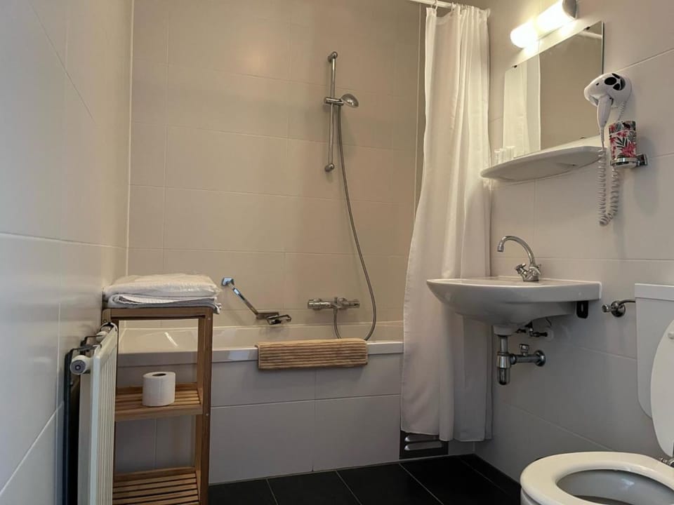 Shower, Toilet, Bathroom, towels