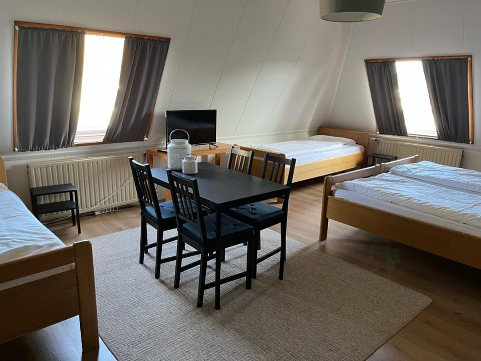 Bed, Living room, Photo of the whole room, Seating area, Dining area, Bedroom