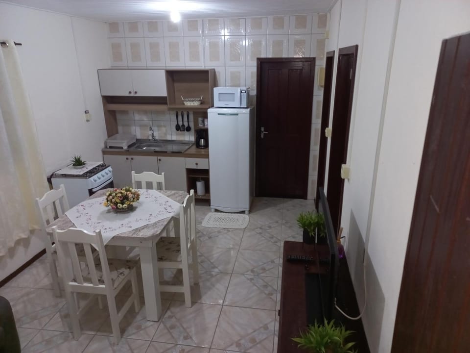 Kitchen or kitchenette, minibar, stove