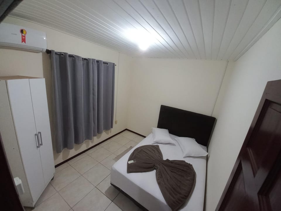 Bed, Photo of the whole room, towels