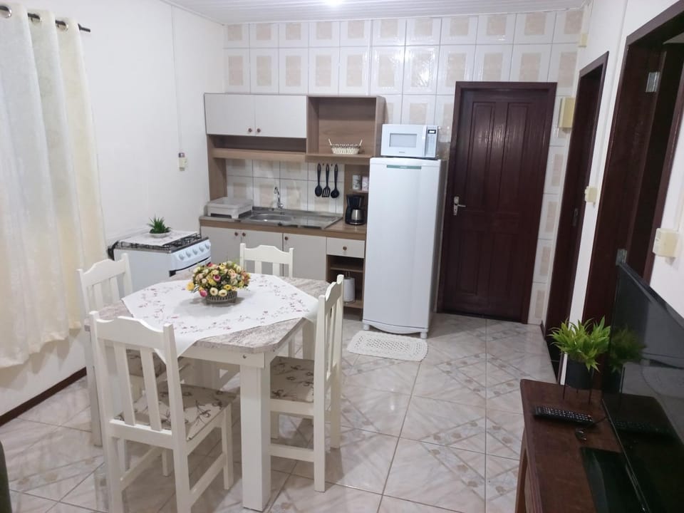 Kitchen or kitchenette, Dining area, minibar, oven, stove