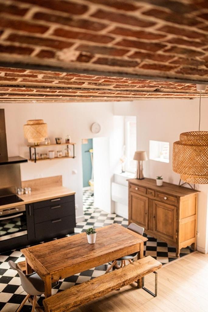 Kitchen or kitchenette, Dining area