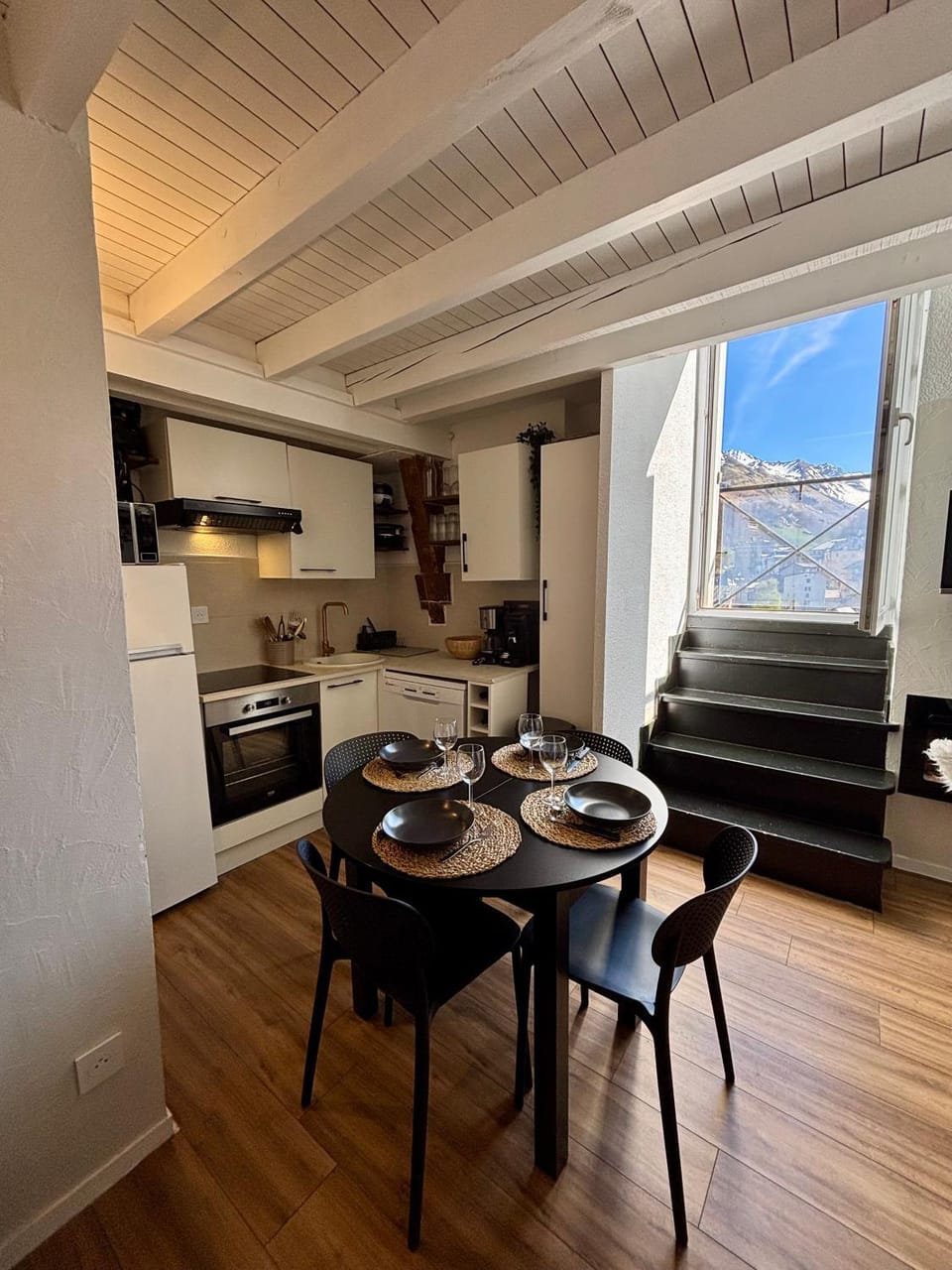 Kitchen or kitchenette, Seating area, Dining area