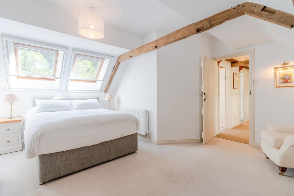 Property building, Bed, Decorative detail, Bedroom