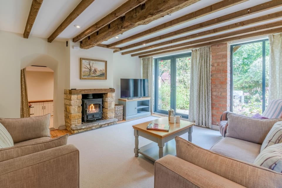 TV and multimedia, Living room, Seating area, Garden view, flat iron