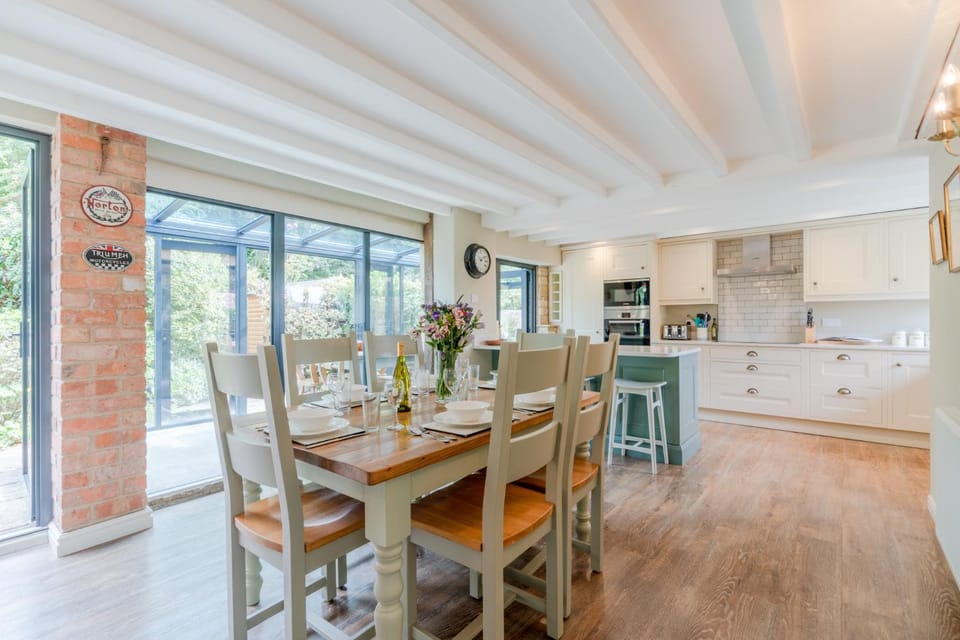Property building, Dining area, pet friendly, kitchen