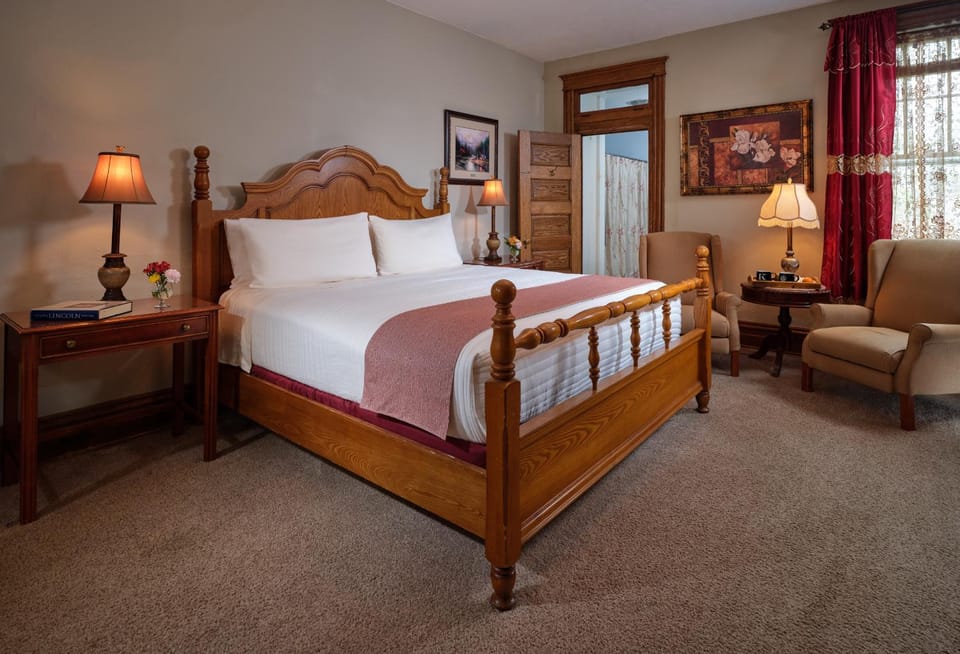 Photo of the whole room, Bedroom