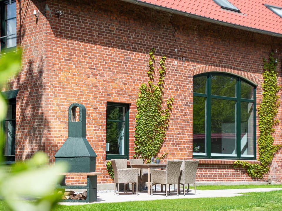 Property building, Balcony/Terrace, Seating area, Dining area
