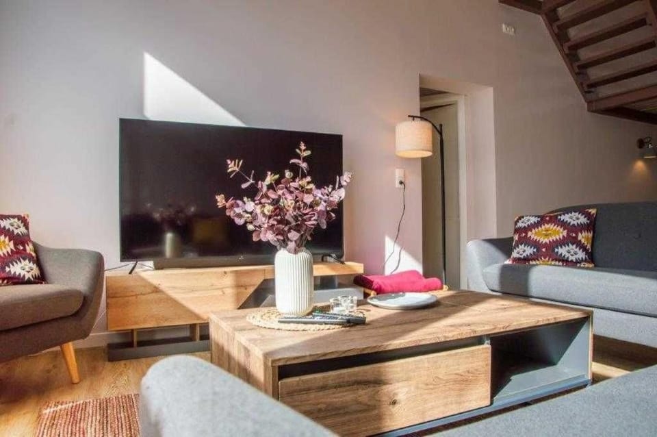 TV and multimedia, Living room, Seating area, Evening entertainment