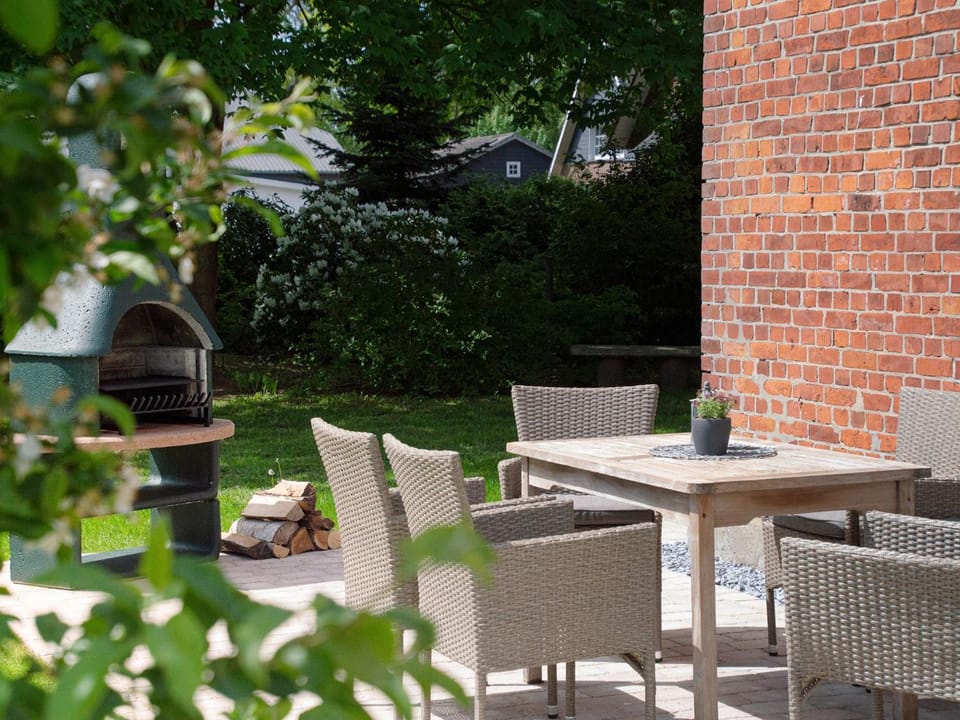 Property building, Garden, Balcony/Terrace, Seating area, Dining area, Garden view
