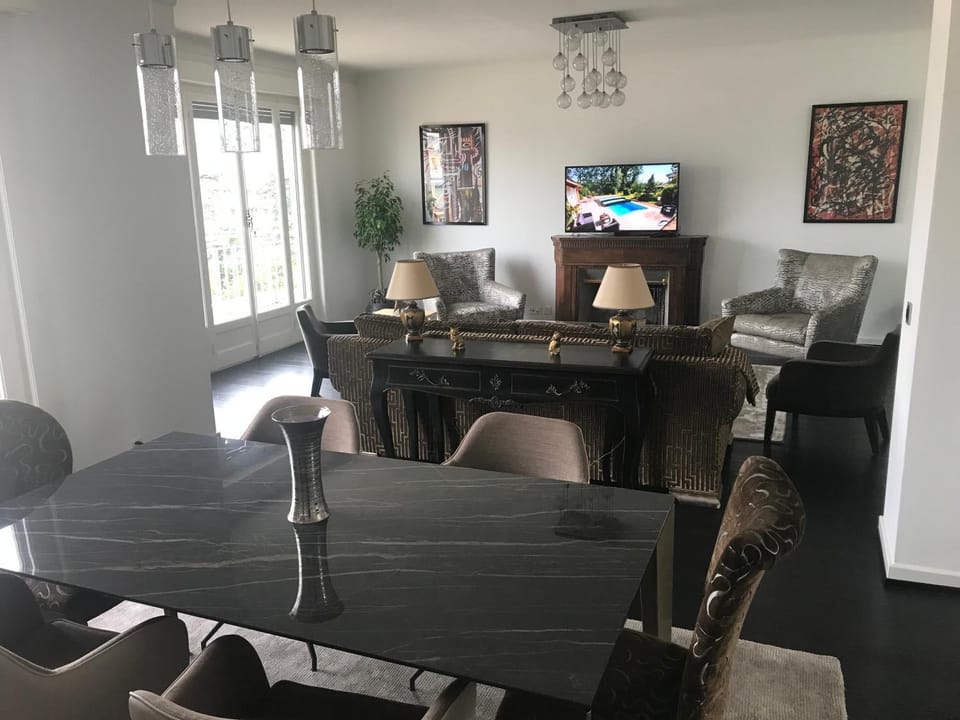 SPLENDIDE APPARTEMENT EN ATTIQUE -GENEVE - CHAMPEL Apartment in Geneva