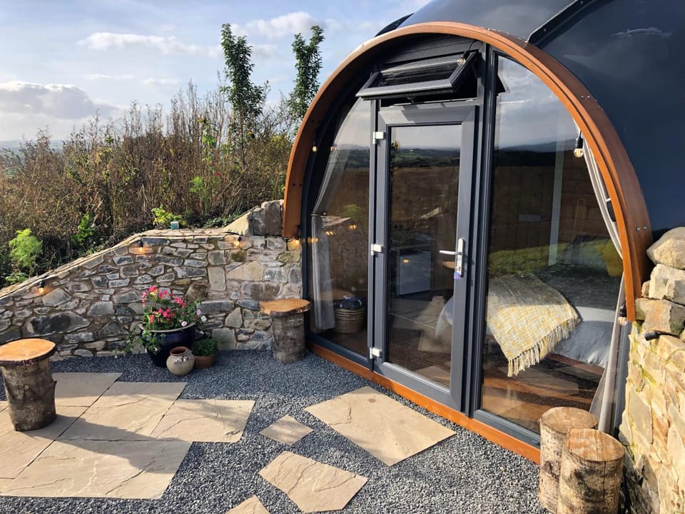 Hilltop Hideaway - Secluded pod with private hot tub Apartment in Louth, Co. Louth, Ireland