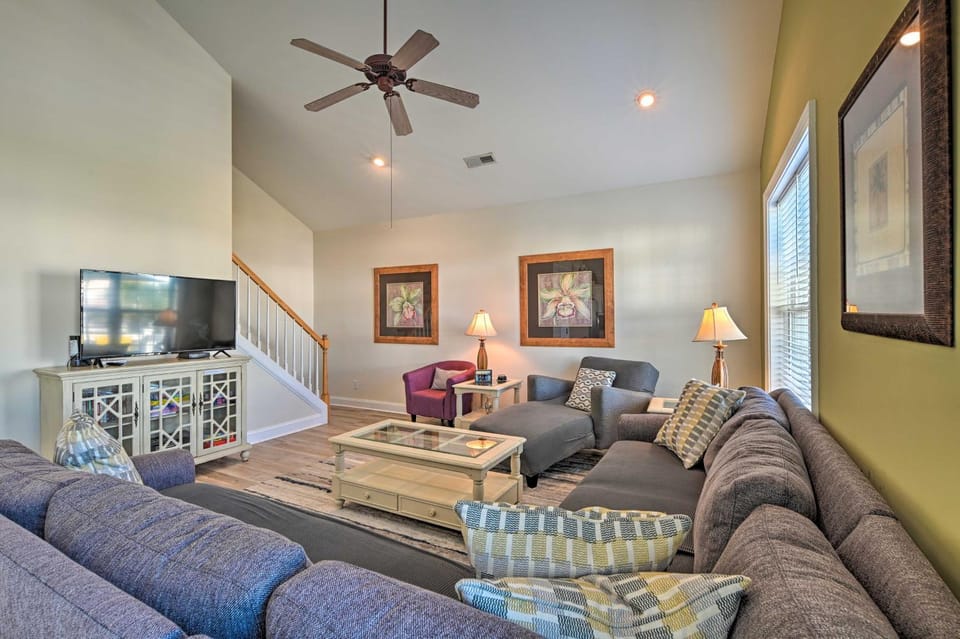Spacious Family Retreat with Resort Amenities! House in Surfside Beach