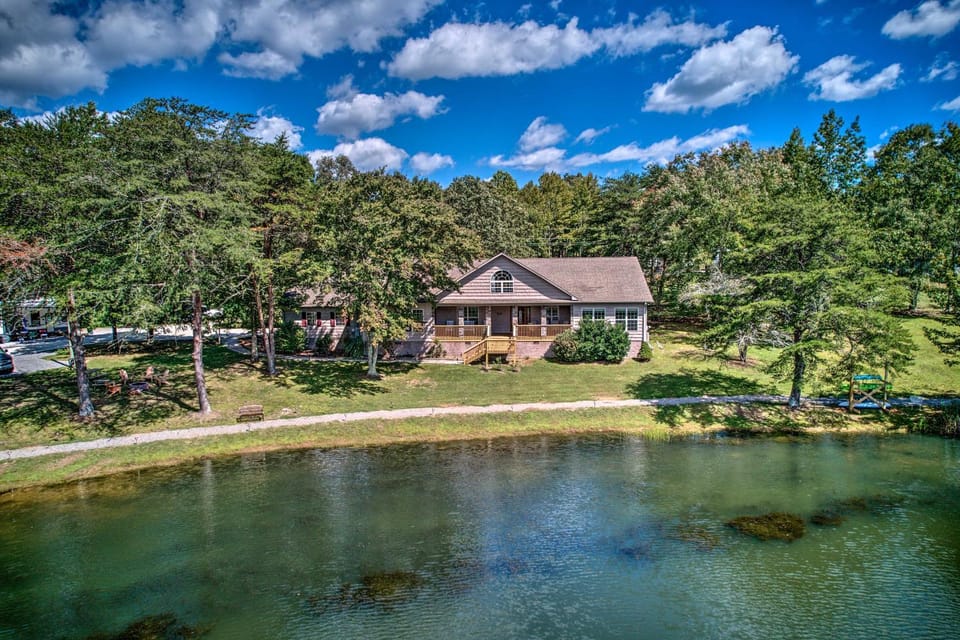 Fish, Kayak & More: Lakefront Georgia Home House in Alabama