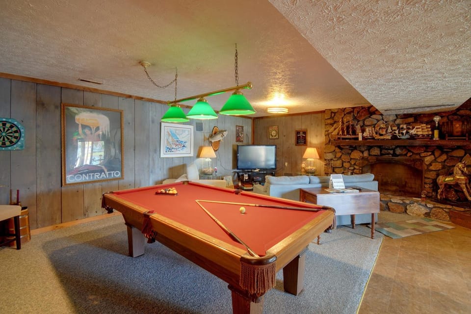 Couple’s Smith Mtn Lake Getaway w/ Private Beach Apartment in Smith Mountain Lake