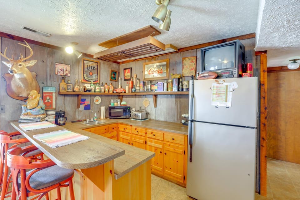 Smith Mountain Lake w/ Private Beach ONLY 2 People Apartment in Smith Mountain Lake