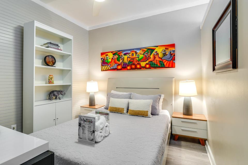 Sunny Miami Beach Condo Steps to Boardwalk! House in Miami Beach