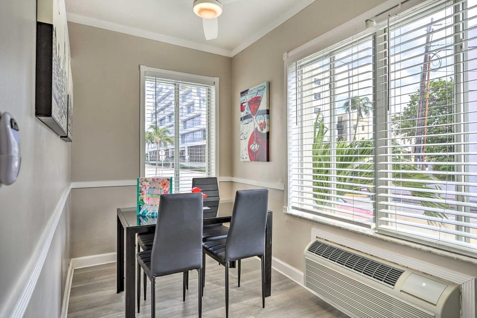 Sunny Miami Beach Condo Steps to Boardwalk! House in Miami Beach