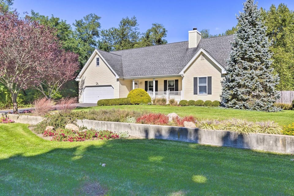 < 1 Mi to Beach: Luxury North Fork Retreat w/ Deck House in Jamesport