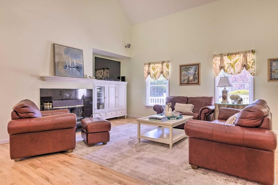 < 1 Mi to Beach: Luxury North Fork Retreat w/ Deck House in Jamesport