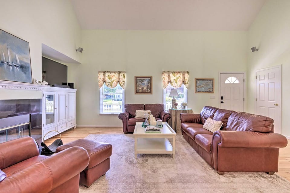 < 1 Mi to Beach: Luxury North Fork Retreat w/ Deck House in Jamesport