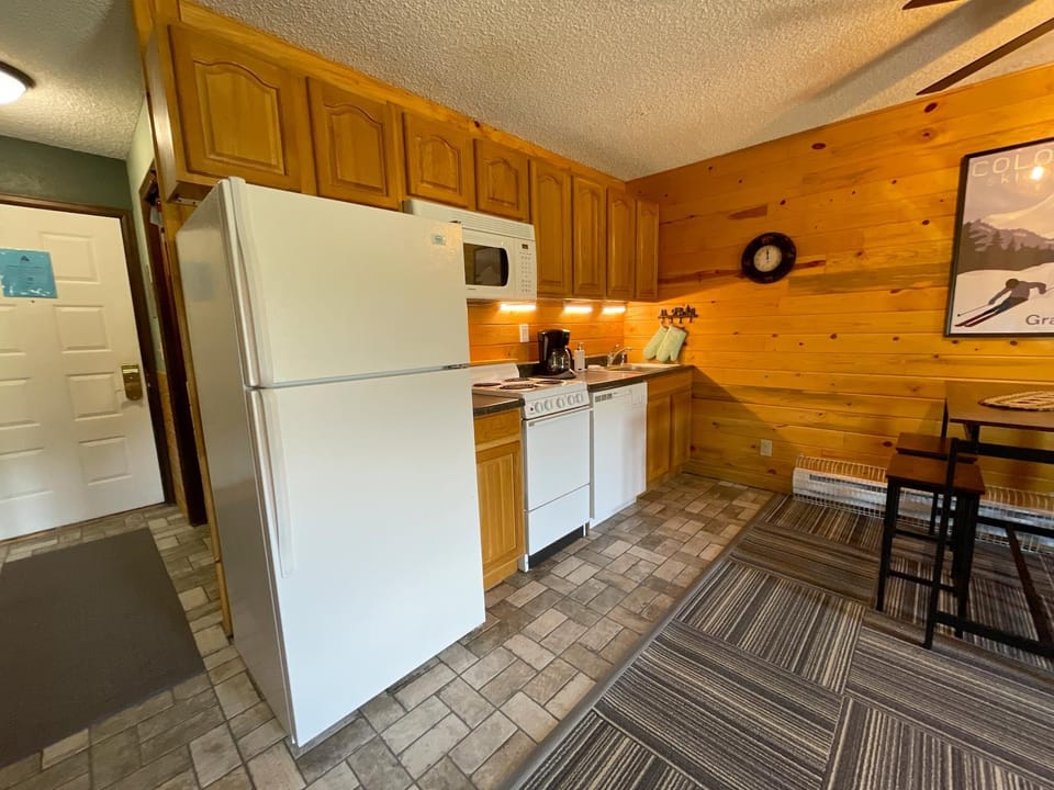 Relax, Adventure, Views, Amenities+Memories (Full) Apartment in Granby
