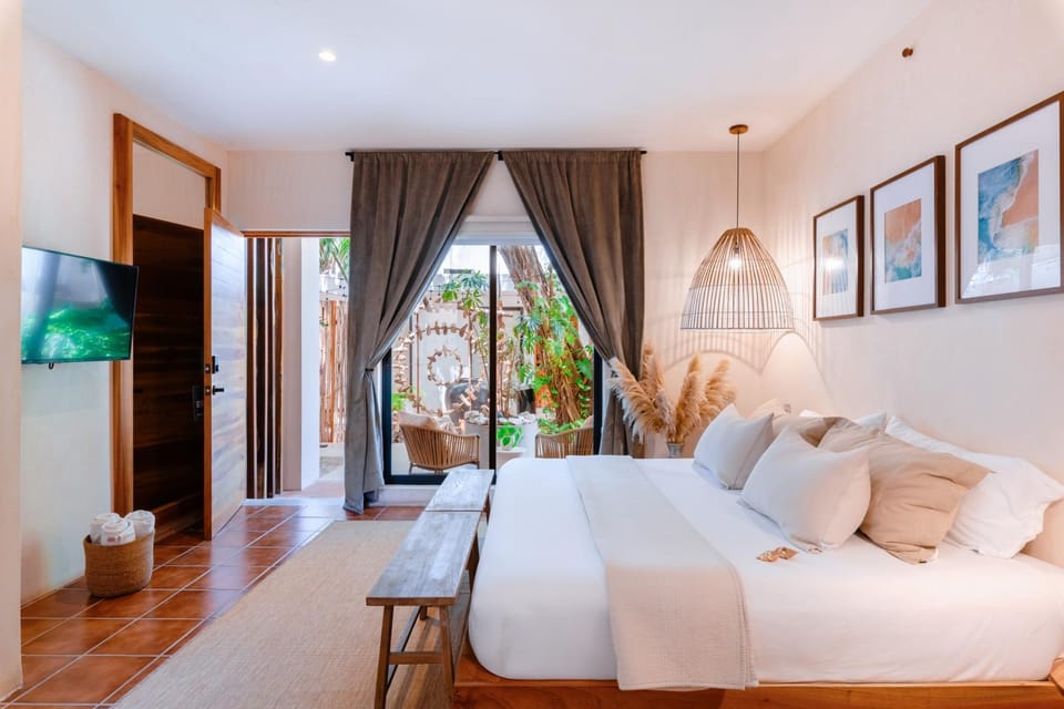Bed, TV and multimedia, Photo of the whole room, Bedroom