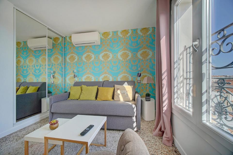 Le Louvre Top Floor Apartment in Cannes