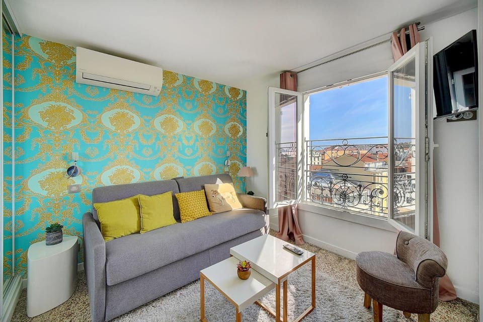 Le Louvre Top Floor Apartment in Cannes
