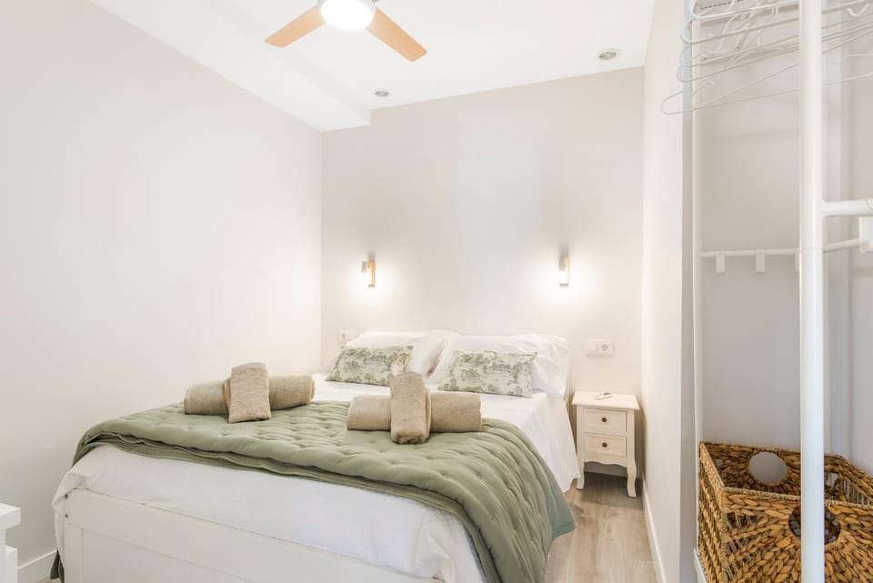 Bed, Photo of the whole room, Bedroom, fireplace, towels