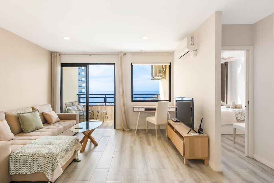 Bed, TV and multimedia, Kitchen or kitchenette, Living room, Photo of the whole room, Seating area, air conditioner