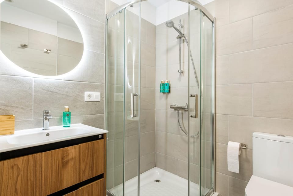 Shower, Toilet, Bathroom, towels